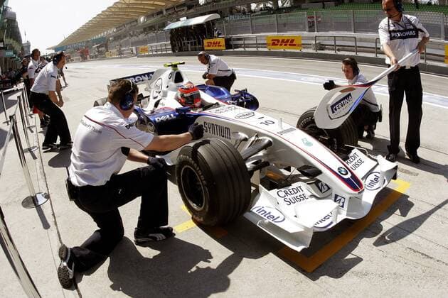 Robert Kubica (Polen BMW Sauber) - Boxenstopptraining Motorsport Grand Prix Herren Großer Preis von Malaysia 2007, Formel 1 Weltmeisterschaft, F1, F, GP, WM, Freies Training Gruppe International Circuit Sepang Kuala Lumpur Motorsport Grand Prix Herren Großer Preis von Malaysia 2007, Formel 1 Weltmeisterschaft, F1, F, GP, WM, Freies Training Gruppe International Circuit Sepang Kuala Lumpur