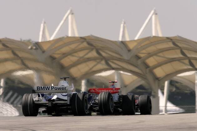 Testfahrer Sebastian Vettel (Deutschland BMW Sauber, li.) und Fernando Alonso (Spanien McLaren Mercedes) im Duell Motorsport Grand Prix Herren Großer Preis von Malaysia 2007, Formel 1 Weltmeisterschaft, F1, F, GP, WM, Freies Training Gruppe International Circuit Sepang Kuala Lumpur Motorsport Grand Prix Herren Großer Preis von Malaysia 2007, Formel 1 Weltmeisterschaft, F1, F, GP, WM, Freies Training Gruppe International Circuit Sepang Kuala Lumpur