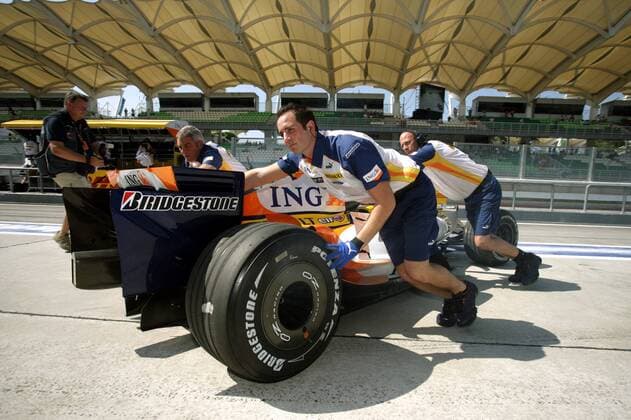 Renault Mechaniker schieben den Boliden zurück in die Box Motorsport Grand Prix Herren Großer Preis von Malaysia 2007, Formel 1 Weltmeisterschaft, F1, F, GP, WM, Freies Training Gruppe International Circuit Sepang Kuala Lumpur Motorsport Grand Prix Herren Großer Preis von Malaysia 2007, Formel 1 Weltmeisterschaft, F1, F, GP, WM, Freies Training Gruppe International Circuit Sepang Kuala Lumpur