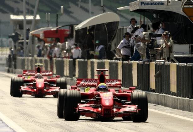 Felipe Massa (Brasilien, vorn) vor seinem Teamkollegen Kimi Räikkönen (Finnland beide Ferrari) Motorsport Grand Prix Herren Großer Preis von Malaysia 2007, Formel 1 Weltmeisterschaft, F1, F, GP, WM, Freies Training Gruppe International Circuit Sepang Kuala Lumpur Motorsport Grand Prix Herren Großer Preis von Malaysia 2007, Formel 1 Weltmeisterschaft, F1, F, GP, WM, Freies Training Gruppe International Circuit Sepang Kuala Lumpur