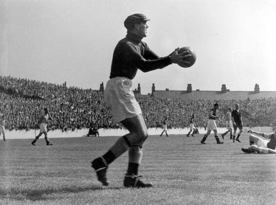 Torwart Frank Swift (Manchester City) am Ball -  Fußball Herren English Football League First Division 1948 1949, One, 1. Englische Liga, Manchester City Einzelbild Aufnahmedatum geschätzt Manchester Fußball Herren English Football League First Division 1948 1949, One, 1. Englische Liga, Manchester City Einzelbild Aufnahmedatum geschätzt Manchester
