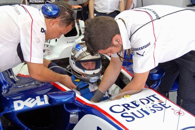 Nick Heidfeld (Deutschland BMW Sauber) lässt sich von Technikern in seinem im Cockpit seines Boliden festschnallen -  Motorsport Grand Prix Herren Großer Preis von Malaysia 2007, Formel 1 Weltmeisterschaft, F1, F, GP, WM, Qualifying Gruppe Kuala Lumpur Sepang Motorsport Grand Prix Herren Großer Preis von Malaysia 2007, Formel 1 Weltmeisterschaft, F1, F, GP, WM, Qualifying Gruppe Kuala Lumpur Sepang