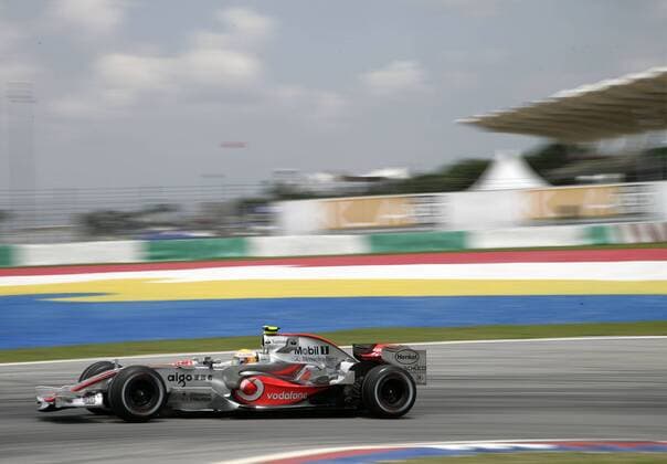 Lewis Hamilton (England McLaren Mercedes) in seinem Boliden Motorsport Grand Prix Herren Großer Preis von Malaysia 2007, Formel 1 Weltmeisterschaft, F1, F, GP, WM, Qualifying Einzelbild Kuala Lumpur Sepang Dynamik, Motorsport Grand Prix Herren Großer Preis von Malaysia 2007, Formel 1 Weltmeisterschaft, F1, F, GP, WM, Qualifying Einzelbild Kuala Lumpur Sepang Dynamik,