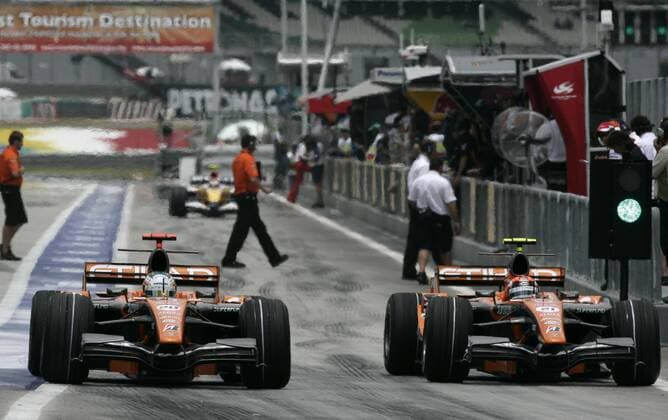 Adrian Sutil (Deutschland, li.) neben seinem Teamkollegen Christijan Albers (Niederlande beide Spyker) bei der Boxenausfahrt Motorsport Grand Prix Herren Großer Preis von Malaysia 2007, Formel 1 Weltmeisterschaft, F1, F, GP, WM, Qualifying Gruppe Kuala Lumpur Sepang Motorsport Grand Prix Herren Großer Preis von Malaysia 2007, Formel 1 Weltmeisterschaft, F1, F, GP, WM, Qualifying Gruppe Kuala Lumpur Sepang