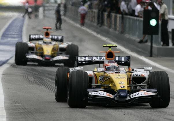 Giancarlo Fisichella (Italien Renault) vor seinem Teamkollegen Heikki Kovalainen (Finnland beide Renault) bei der Boxenausfahrt Motorsport Grand Prix Herren Großer Preis von Malaysia 2007, Formel 1 Weltmeisterschaft, F1, F, GP, WM, Qualifying Gruppe Kuala Lumpur Sepang Motorsport Grand Prix Herren Großer Preis von Malaysia 2007, Formel 1 Weltmeisterschaft, F1, F, GP, WM, Qualifying Gruppe Kuala Lumpur Sepang