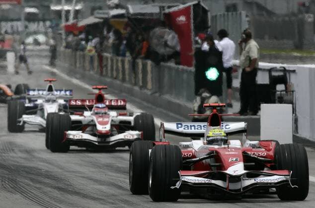 Ralf Schumacher (Deutschland Toyota) vor Takuma Sato (Japan Super Aguri) und Nick Heidfeld (Deutschland BMW Sauber) bei der Boxenausfahrt Motorsport Grand Prix Herren Großer Preis von Malaysia 2007, Formel 1 Weltmeisterschaft, F1, F, GP, WM, Qualifying Gruppe Kuala Lumpur Sepang Motorsport Grand Prix Herren Großer Preis von Malaysia 2007, Formel 1 Weltmeisterschaft, F1, F, GP, WM, Qualifying Gruppe Kuala Lumpur Sepang