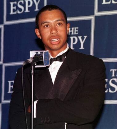 Eldrick Tiger Woods (USA) hält eine Dankesrede bei der Preisverleihung - Outstanding Male Athlete of the Year -  (NYP98021005) Golf Herren Golf 1998, Awards, Award Einzelbild New York Golf Herren Golf 1998, Awards, Award Einzelbild New York