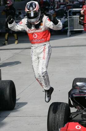 Fernando Alonso (Spanien McLaren Mercedes) bejubelt seinen Sieg beim GP von Malaysia 2007 Motorsport Grand Prix Herren Großer Preis von Malaysia 2007, Formel 1 Weltmeisterschaft, F1, F, GP, WM Einzelbild Sepang Kuala Lumpur Begeisterung, Freude, Motorsport Grand Prix Herren Großer Preis von Malaysia 2007, Formel 1 Weltmeisterschaft, F1, F, GP, WM Einzelbild Sepang Kuala Lumpur Begeisterung, Freude,