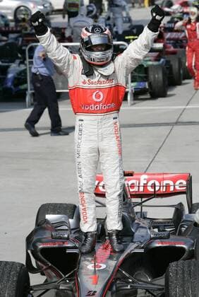 Fernando Alonso (Spanien McLaren Mercedes) bejubelt seinen Sieg beim GP von Malaysia 2007 Motorsport Grand Prix Herren Großer Preis von Malaysia 2007, Formel 1 Weltmeisterschaft, F1, F, GP, WM Einzelbild Sepang Kuala Lumpur Begeisterung, Freude, Motorsport Grand Prix Herren Großer Preis von Malaysia 2007, Formel 1 Weltmeisterschaft, F1, F, GP, WM Einzelbild Sepang Kuala Lumpur Begeisterung, Freude,
