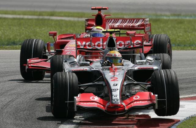 Lewis Hamilton (England McLaren Mercedes) vor Kimi Räikkönen (Finnland Ferrari) Motorsport Grand Prix Herren Großer Preis von Malaysia 2007, Formel 1 Weltmeisterschaft, F1, F, GP, WM Gruppe Sepang Kuala Lumpur Motorsport Grand Prix Herren Großer Preis von Malaysia 2007, Formel 1 Weltmeisterschaft, F1, F, GP, WM Gruppe Sepang Kuala Lumpur
