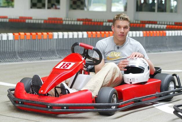 Lukas Podolski (Deutschland Köln) beim Kartfahren Fußball 1. BL Herren Saison 2003 2004, 1. FC Köln, Motorsport, Freizeit, Ausgleich, Ausgleichssport, Kart, Cart, GoKart, Einzelbild Kerpen Sindorf Fußball 1. BL Herren Saison 2003 2004, 1. FC Köln, Motorsport, Freizeit, Ausgleich, Ausgleichssport, Kart, Cart, GoKart, Einzelbild Kerpen Sindorf