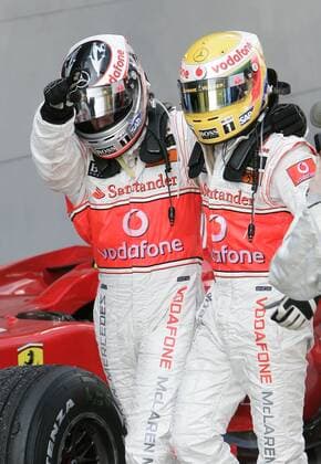 Sieger Fernando Alonso (Spanien, li.) und Teamkollege Lewis Hamilton (England beide McLaren Mercedes) bejubeln den Doppelsieg beim GP von Malaysia 2007 Motorsport Grand Prix Herren Großer Preis von Malaysia 2007, Formel 1 Weltmeisterschaft, F1, F, GP, WM Gruppe Sepang Kuala Lumpur Harmonie, Freude, Motorsport Grand Prix Herren Großer Preis von Malaysia 2007, Formel 1 Weltmeisterschaft, F1, F, GP, WM Gruppe Sepang Kuala Lumpur Harmonie, Freude,