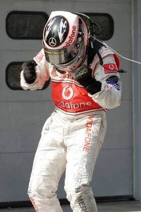 Fernando Alonso (Spanien McLaren Mercedes) bejubelt seinen Sieg beim GP von Malaysia 2007 Motorsport Grand Prix Herren Großer Preis von Malaysia 2007, Formel 1 Weltmeisterschaft, F1, F, GP, WM Einzelbild Kuala Lumpur Sepang Freude, Begeisterung, Motorsport Grand Prix Herren Großer Preis von Malaysia 2007, Formel 1 Weltmeisterschaft, F1, F, GP, WM Einzelbild Kuala Lumpur Sepang Freude, Begeisterung,