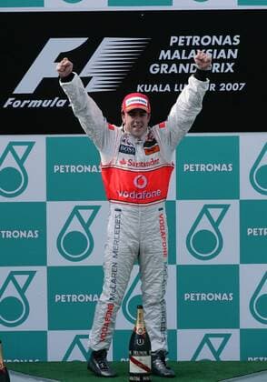 Fernando Alonso (Spanien McLaren Mercedes) bejubelt seinen Sieg beim GP von Malaysia 2007 Motorsport Grand Prix Herren Großer Preis von Malaysia 2007, Formel 1 Weltmeisterschaft, F1, F, GP, WM Einzelbild Kuala Lumpur Sepang Freude, Motorsport Grand Prix Herren Großer Preis von Malaysia 2007, Formel 1 Weltmeisterschaft, F1, F, GP, WM Einzelbild Kuala Lumpur Sepang Freude,