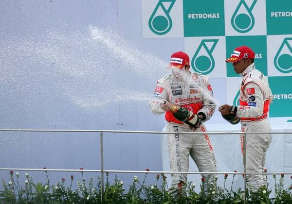 Fernando Alonso (Spanien, li.) und der Zweitplatzierte Lewis Hamilton (England beide McLaren Mercedes) bejubeln ihren Doppelsieg beim GP von Malaysia 2007 mit der obligatorischen Sektdusche Motorsport Grand Prix Herren Großer Preis von Malaysia 2007, Formel 1 Weltmeisterschaft, F1, F, GP, WM Gruppe Kuala Lumpur Sepang Freude, Motorsport Grand Prix Herren Großer Preis von Malaysia 2007, Formel 1 Weltmeisterschaft, F1, F, GP, WM Gruppe Kuala Lumpur Sepang Freude,