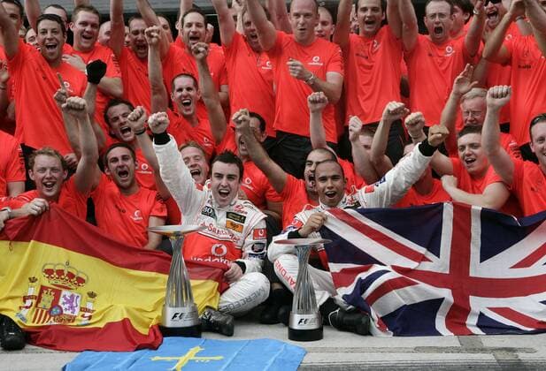 Fernando Alonso (Spanien, li.) und der Zweitplatzierte Lewis Hamilton (England beide McLaren Mercedes) bejubeln zusammen mit ihrer Crew den Doppelsieg beim GP von Malaysia 2007 Motorsport Grand Prix Herren Großer Preis von Malaysia 2007, Formel 1 Weltmeisterschaft, F1, F, GP, WM Totale Kuala Lumpur Sepang Freude, Begeisterung, Motorsport Grand Prix Herren Großer Preis von Malaysia 2007, Formel 1 Weltmeisterschaft, F1, F, GP, WM Totale Kuala Lumpur Sepang Freude, Begeisterung,