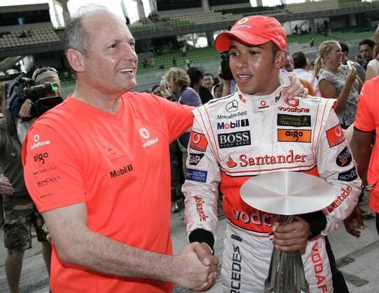 Teamchef Ron Dennis gratuliert Lewis Hamilton (beide England McLaren Mercedes) zum zweiten Platz beim GP von Malaysia 2007 Motorsport Grand Prix Herren Großer Preis von Malaysia 2007, Formel 1 Weltmeisterschaft, F1, F, GP, WM Gruppe Kuala Lumpur Sepang Harmonie, Freude, Motorsport Grand Prix Herren Großer Preis von Malaysia 2007, Formel 1 Weltmeisterschaft, F1, F, GP, WM Gruppe Kuala Lumpur Sepang Harmonie, Freude,