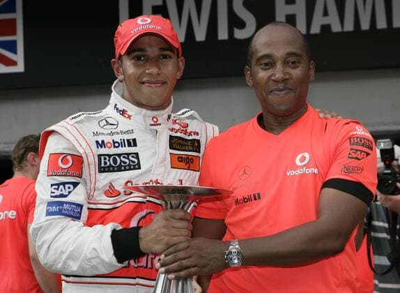Lewis Hamilton (England McLaren Mercedes), Zweiter beim GP von Malaysia 2007, und sein sichtlich stolzer Vater und Manager Anthony Motorsport Grand Prix Herren Großer Preis von Malaysia 2007, Formel 1 Weltmeisterschaft, F1, F, GP, WM Gruppe Kuala Lumpur Sepang Motorsport Grand Prix Herren Großer Preis von Malaysia 2007, Formel 1 Weltmeisterschaft, F1, F, GP, WM Gruppe Kuala Lumpur Sepang