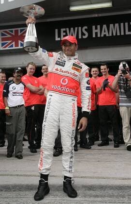 Lewis Hamilton (England McLaren Mercedes) präsentiert die Trophäe für den zweiten Platz beim GP von Malaysia 2007 Motorsport Grand Prix Herren Großer Preis von Malaysia 2007, Formel 1 Weltmeisterschaft, F1, F, GP, WM Einzelbild Kuala Lumpur Sepang Freude, Motorsport Grand Prix Herren Großer Preis von Malaysia 2007, Formel 1 Weltmeisterschaft, F1, F, GP, WM Einzelbild Kuala Lumpur Sepang Freude,