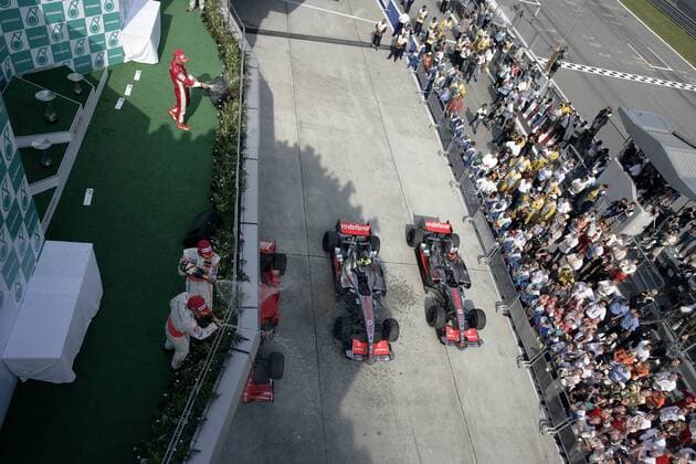 Siegerehrung beim GP von Malaysia 2007: Sieger Fernando Alonso (Spanien, vorn) feiert mit seinem Teamkollegen Lewis Hamilton (England beide McLaren Mercedes), etwas abseits besprenkelt Kimi Räikkönen (Finnland Ferrari) allein die Boliden Motorsport Grand Prix Herren Großer Preis von Malaysia 2007, Formel 1 Weltmeisterschaft, F1, F, GP, WM Totale Parc Ferme o0 Crew, Techniker, Mechaniker Kuala Lumpur Sepang Freude, Motorsport Grand Prix Herren Großer Preis von Malaysia 2007, Formel 1 Weltmeisterschaft, F1, F, GP, WM Totale Parc Ferme o0 Crew, Techniker, Mechaniker Kuala Lumpur Sepang Freude,