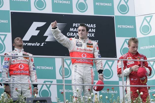 Siegerehrung nach dem GP von Malaysia 2007 - Sieger Fernando Alonso (Spanien, Mitte), Lewis Hamilton (England beide McLaren Mercedes, li.) und Kimi Räikkönen (Finnland Ferrari) Motorsport Grand Prix Herren Großer Preis von Malaysia 2007, Formel 1 Weltmeisterschaft, F1, F, GP, WM Gruppe Sepang Kuala Lumpur Freude, Motorsport Grand Prix Herren Großer Preis von Malaysia 2007, Formel 1 Weltmeisterschaft, F1, F, GP, WM Gruppe Sepang Kuala Lumpur Freude,