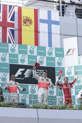 Siegerehrung nach dem GP von Malaysia 2007 - Sieger Fernando Alonso (Spanien, Mitte), Lewis Hamilton (England beide McLaren Mercedes, li.) und Kimi Räikkönen (Finnland Ferrari) Motorsport Grand Prix Herren Großer Preis von Malaysia 2007, Formel 1 Weltmeisterschaft, F1, F, GP, WM Totale Sepang Kuala Lumpur Freude, Motorsport Grand Prix Herren Großer Preis von Malaysia 2007, Formel 1 Weltmeisterschaft, F1, F, GP, WM Totale Sepang Kuala Lumpur Freude,