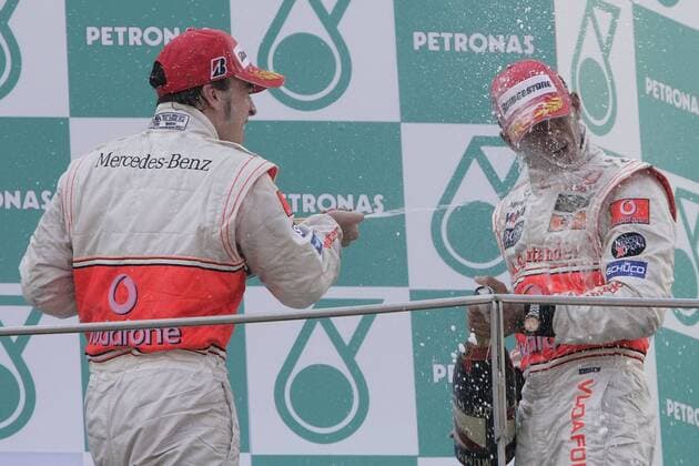 Siegerehrung nach dem GP von Malaysia 2007 - Sieger Fernando Alonso (Spanien, li.) macht Lewis Hamilton (England beide McLaren Mercedes) bei der Sektdusche nass Motorsport Grand Prix Herren Großer Preis von Malaysia 2007, Formel 1 Weltmeisterschaft, F1, F, GP, WM Gruppe International Circuit Sepang Kuala Lumpur Begeisterung, Freude, Motorsport Grand Prix Herren Großer Preis von Malaysia 2007, Formel 1 Weltmeisterschaft, F1, F, GP, WM Gruppe International Circuit Sepang Kuala Lumpur Begeisterung, Freude,