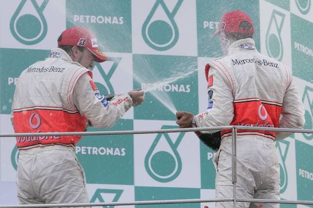 Siegerehrung nach dem GP von Malaysia 2007 - Sieger Fernando Alonso (Spanien, li.) und Lewis Hamilton (England beide McLaren Mercedes) bei der Sektdusche Motorsport Grand Prix Herren Großer Preis von Malaysia 2007, Formel 1 Weltmeisterschaft, F1, F, GP, WM Gruppe International Circuit Sepang Kuala Lumpur Begeisterung, Freude, Motorsport Grand Prix Herren Großer Preis von Malaysia 2007, Formel 1 Weltmeisterschaft, F1, F, GP, WM Gruppe International Circuit Sepang Kuala Lumpur Begeisterung, Freude,