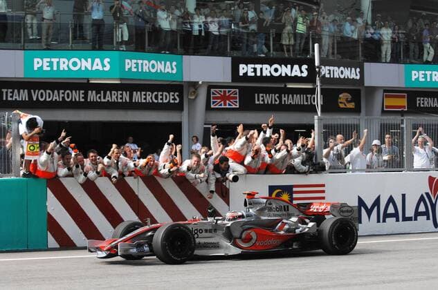 Fernando Alonso (Spanien McLaren Mercedes), Sieger beim GP von Malaysia 2007, jubelt in seinem Boliden mit seiner Crew bei der Zieleinfahrt Motorsport Grand Prix Herren Großer Preis von Malaysia 2007, Formel 1 Weltmeisterschaft, F1, F, GP, WM Totale Kuala Lumpur Sepang Freude, Begeisterung Motorsport Grand Prix Herren Großer Preis von Malaysia 2007, Formel 1 Weltmeisterschaft, F1, F, GP, WM Totale Kuala Lumpur Sepang Freude, Begeisterung
