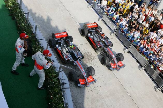 Fernando Alonso (Spanien, re.), Sieger des GP von Malaysia 2007, und der Zweitplatzierte Lewis Hamilton (England McLaren Mercedes) bei der Siegerehrung über ihren Boliden Motorsport Grand Prix Herren Großer Preis von Malaysia 2007, Formel 1 Weltmeisterschaft, F1, F, GP, WM Totale Kuala Lumpur Sepang Freude, Motorsport Grand Prix Herren Großer Preis von Malaysia 2007, Formel 1 Weltmeisterschaft, F1, F, GP, WM Totale Kuala Lumpur Sepang Freude,