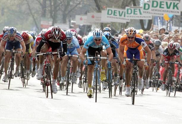 Juan Jose Haedo (Argentinien CSC, li.) gewinnt Rund um Köln 2007 vor Graeme Brown (Australien Rabobank, re.) und Alessandro Petacchi (Italien Milram) Radsport Herren 92. Rund um Köln 2007, Straßenradsport, Straße, Rad, Totale Köln Dynamik, Spannung, Radsport Herren 92. Rund um Köln 2007, Straßenradsport, Straße, Rad, Totale Köln Dynamik, Spannung,