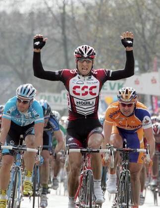 Juan Jose Haedo (Argentinien CSC, Mitte) gewinnt Rund um Köln 2007 vor Graeme Brown (Australien Rabobank, re.) und Alessandro Petacchi (Italien Milram) Radsport Herren 92. Rund um Köln 2007, Straßenradsport, Straße, Rad, Gruppe Köln Freude, Enttäuschung, Radsport Herren 92. Rund um Köln 2007, Straßenradsport, Straße, Rad, Gruppe Köln Freude, Enttäuschung,