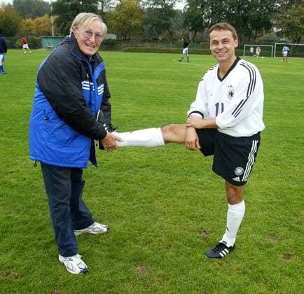Olaf Thon (re.) - Dehnungsübung mit Trainerlegende Rudi Gutendorf (beide Deutschland) am Rande des Fußballlehrerlehrgangs 2004 Fußball Herren Fußballlehrerlehrgang 2004, Trainerschein, Trainerausbildung, Trainerlehrgang, Vdig Gruppe Trainerlegenden, Legende, Legenden DFB, Deutscher Fußballbund Fußball Herren Fußballlehrerlehrgang 2004, Trainerschein, Trainerausbildung, Trainerlehrgang, Vdig Gruppe Trainerlegenden, Legende, Legenden DFB, Deutscher Fußballbund