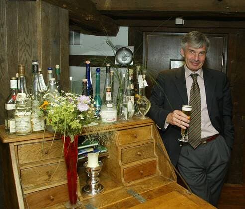 Manager Michael Meier (Deutschland BVB) hat Zuhause eine gut sortierte Bar Fußball Herren Saison 2003 2004, Borussia Dortmund, Fotostory, Homestory, Einzelbild Fußball Herren Saison 2003 2004, Borussia Dortmund, Fotostory, Homestory, Einzelbild