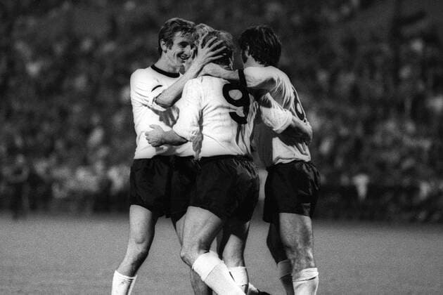 Torjubel BR Deutschland, v.li.: Hannes Löhr, Uwe Seeler, Gerd Müller Fußball Länderspiel Herren Nationalmannschaft 1970, Nationaltrikot, BRD Gruppe Nürnberg Begeisterung, Freude, Fußball Länderspiel Herren Nationalmannschaft 1970, Nationaltrikot, BRD Gruppe Nürnberg Begeisterung, Freude,