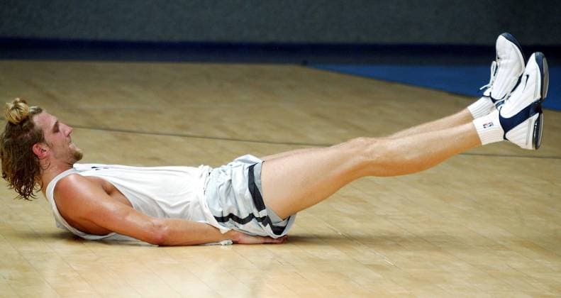 Dirk Nowitzki (Deutschland Dallas Mavericks) - Bauchmuskeltraining Basketball Herren NBA 2003, Training Einzelbild Würzburg Basketball Herren NBA 2003, Training Einzelbild Würzburg