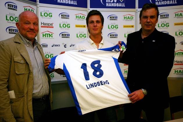 Neuzugang Hans Lindberg (Mitte) präsentiert sein neues Trikot mit der Rückennummer 18 zusammen mit Präsident Andreas Rudolph (li.) und Sportdirektor Christian Fitzek (alle Hamburg) Handball 1. BL Herren Saison 2006 2007, HSV Hamburg, Pressekonferenz, Pressetermin, Präsentation, Gruppe Hamburg Handball 1. BL Herren Saison 2006 2007, HSV Hamburg, Pressekonferenz, Pressetermin, Präsentation, Gruppe Hamburg
