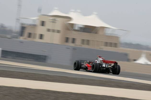 Fernando Alonso (Spanien McLaren Mercedes) in seinem Boliden Motorsport Grand Prix Herren Großer Preis von Bahrain 2007, Formel 1 Weltmeisterschaft, F1, F, GP, WM Totale Manama, Sakhir Motorsport Grand Prix Herren Großer Preis von Bahrain 2007, Formel 1 Weltmeisterschaft, F1, F, GP, WM Totale Manama, Sakhir