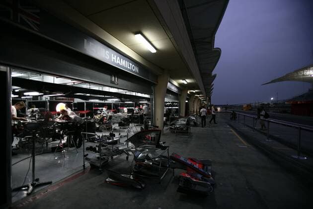 McLaren Mercedes Mechaniker schrauben zu später Stunde noch an den Rennwagen von Lewis Hamilton (England) und Fernando Alonso (Spanien) Motorsport Grand Prix Herren Großer Preis von Bahrain 2007, Formel 1 Weltmeisterschaft, F1, F, GP, WM Totale Bahrain International Circuit o0 Schriftzug Manama, Sakhir Kurs Strecke Rennstrecke Motorsport Grand Prix Herren Großer Preis von Bahrain 2007, Formel 1 Weltmeisterschaft, F1, F, GP, WM Totale Bahrain International Circuit o0 Schriftzug Manama, Sakhir Kurs Strecke Rennstrecke