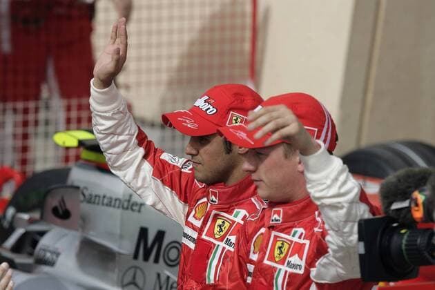 Felipe Massa (Brasilien, li.) und Teamkollege Kimi Räikkönen (Finnland beide Ferrari) feiern Pole Position und dritten Platz beim GP von Bahrain 2007 Motorsport Grand Prix Herren Großer Preis von Bahrain 2007, Formel 1 Weltmeisterschaft, F1, F, GP, WM, Qualifying Gruppe Manama, Sakhir Freude, Motorsport Grand Prix Herren Großer Preis von Bahrain 2007, Formel 1 Weltmeisterschaft, F1, F, GP, WM, Qualifying Gruppe Manama, Sakhir Freude,