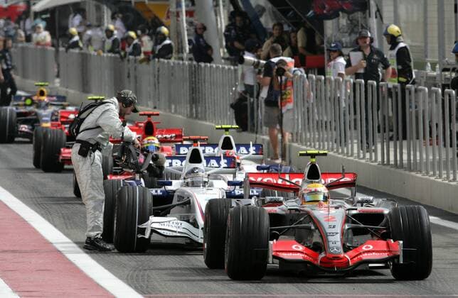 Lewis Hamilton (England McLaren Mercedes) wartet vor Nick Heidfeld (Deutschland BMW Sauber) auf den Start des Qualifyings Motorsport Grand Prix Herren Großer Preis von Bahrain 2007, Formel 1 Weltmeisterschaft, F1, F, GP, WM, Qualifying Gruppe Manama, Sakhir Motorsport Grand Prix Herren Großer Preis von Bahrain 2007, Formel 1 Weltmeisterschaft, F1, F, GP, WM, Qualifying Gruppe Manama, Sakhir
