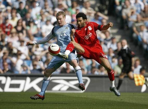 Jermaine Pennant (Liverpool, re.) gegen Michael Ball (Manchester City) - EDITORIAL USE ONLY. No use with unauthorised audio, video, data, fixture lists, club league logos or live services. Online in-match use limited to 120 images, no video emulation. No use in betting, games or single club league player publications. Fußball Herren English Premier League 2006 2007, 1. Englische Liga, Manchester City - Liverpool FC 0:0 Gruppe Manchester Dynamik, Fußball Herren English Premier League 2006 2007, 1. Englische Liga, Manchester City - Liverpool FC 0:0 Gruppe Manchester Dynamik,