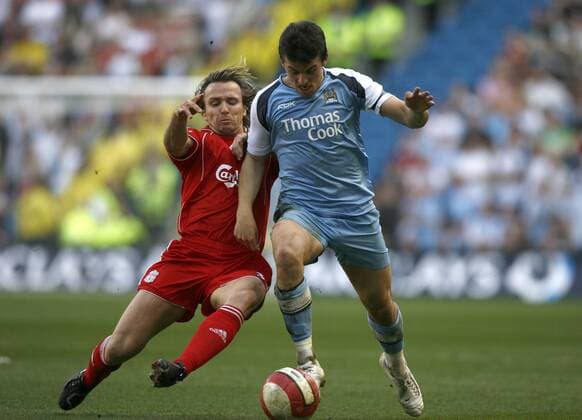 Joey Barton (Manchester City, re.) gegen Boudewijn Zenden (Liverpool) - EDITORIAL USE ONLY. No use with unauthorised audio, video, data, fixture lists, club league logos or live services. Online in-match use limited to 120 images, no video emulation. No use in betting, games or single club league player publications. Fußball Herren English Premier League 2006 2007, 1. Englische Liga, Manchester City - Liverpool FC 0:0 Gruppe Manchester Dynamik, Fußball Herren English Premier League 2006 2007, 1. Englische Liga, Manchester City - Liverpool FC 0:0 Gruppe Manchester Dynamik,