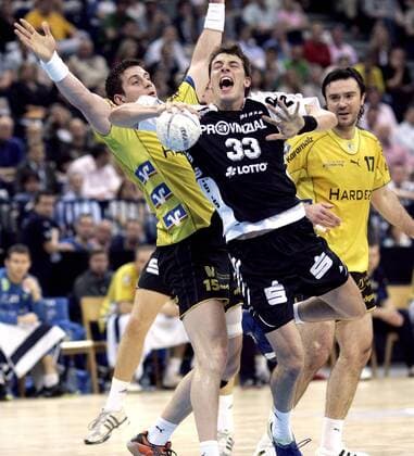 Dominik Klein (Kiel, Mitte) gegen Michael Haaß (Kronau, li.) Handball 1. BL Herren DHB Pokal 2006 2007, Pokalspiel, Finale, Endspiel, Rhein Neckar Löwen Gruppe Final Four, FinalFour, 4, Endrunde, Finalrunde Hamburg Dynamik, Handball 1. BL Herren DHB Pokal 2006 2007, Pokalspiel, Finale, Endspiel, Rhein Neckar Löwen Gruppe Final Four, FinalFour, 4, Endrunde, Finalrunde Hamburg Dynamik,