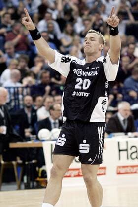 Christian Zeitz (Kiel) läßt sich feiern Handball 1. BL Herren DHB Pokal 2006 2007, Pokalspiel, Finale, Endspiel, THW Kiel Einzelbild Final Four, FinalFour, 4, Endrunde, Finalrunde Hamburg Freude, Handball 1. BL Herren DHB Pokal 2006 2007, Pokalspiel, Finale, Endspiel, THW Kiel Einzelbild Final Four, FinalFour, 4, Endrunde, Finalrunde Hamburg Freude,