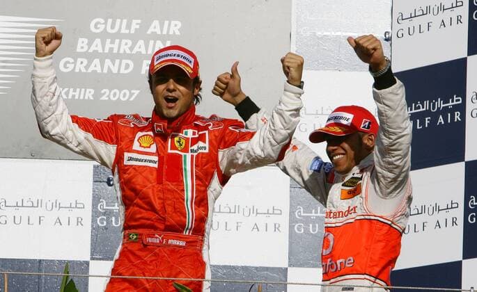 Siegerehrung beim GP von Bahrain 2007: Sieger Felipe Massa (Brasilien Ferrari, li.) mit dem Zweitplazierten Lewis Hamilton (England McLaren Mercedes) Motorsport Grand Prix Herren Großer Preis von Bahrain 2007, Formel 1 Weltmeisterschaft, F1, F, GP, WM Gruppe Manama, Sakhir Freude, Begeisterung, Motorsport Grand Prix Herren Großer Preis von Bahrain 2007, Formel 1 Weltmeisterschaft, F1, F, GP, WM Gruppe Manama, Sakhir Freude, Begeisterung,