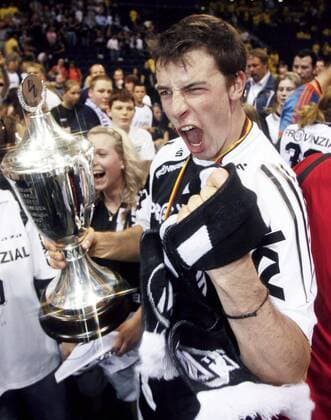 Dominik Klein (Kiel) präsentiert nach dem Gewinn des DHB Pokals 2006 2007 die Trophäe Handball 1. BL Herren DHB Pokal 2006 2007, Pokalspiel, Finale, Endspiel, THW Kiel Einzelbild Final Four, FinalFour, 4, Endrunde, Finalrunde Hamburg Freude, Begeisterung, Handball 1. BL Herren DHB Pokal 2006 2007, Pokalspiel, Finale, Endspiel, THW Kiel Einzelbild Final Four, FinalFour, 4, Endrunde, Finalrunde Hamburg Freude, Begeisterung,