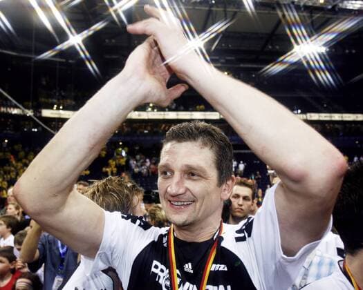 Andrei Xepkin (Kiel) bejubelt den Gewinn des DHB Pokals 2006 2007 Handball 1. BL Herren DHB Pokal 2006 2007, Pokalspiel, Finale, Endspiel, THW Kiel Einzelbild Final Four, FinalFour, 4, Endrunde, Finalrunde Hamburg Freude, Handball 1. BL Herren DHB Pokal 2006 2007, Pokalspiel, Finale, Endspiel, THW Kiel Einzelbild Final Four, FinalFour, 4, Endrunde, Finalrunde Hamburg Freude,