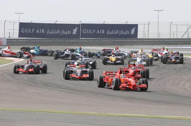 Felipe Massa (Brasilien, vorn) führt das Feld vor Lewis Hamilton (England, Mitte), Fernando Alonso (Spanien beide McLaren Mercedes) und Kimi Räikkönen (Finnland beide Ferrari) an Motorsport Grand Prix Herren Großer Preis von Bahrain 2007, Formel 1 Weltmeisterschaft, F1, F, GP, WM Totale Manama, Sakhir Motorsport Grand Prix Herren Großer Preis von Bahrain 2007, Formel 1 Weltmeisterschaft, F1, F, GP, WM Totale Manama, Sakhir