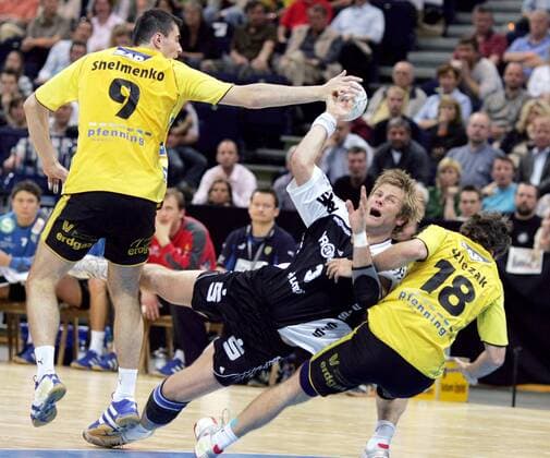 Per Thomas Linders (Kiel, Mitte) gegen Sergiy Shelmenko (li.) und David Szlezak (beide Kronau) Handball 1. BL Herren DHB Pokal 2006 2007, Pokalspiel, Finale, Endspiel, Rhein Neckar Löwen Gruppe Final Four, FinalFour, 4, Endrunde, Finalrunde Hamburg Dynamik, Kampf, Handball 1. BL Herren DHB Pokal 2006 2007, Pokalspiel, Finale, Endspiel, Rhein Neckar Löwen Gruppe Final Four, FinalFour, 4, Endrunde, Finalrunde Hamburg Dynamik, Kampf,